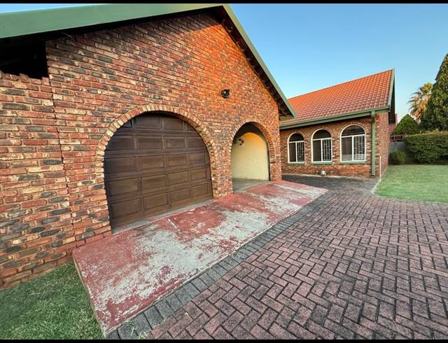 3 BEDROOM HOUSE FOR SALE IN VANDERBIJLPARK SE 3